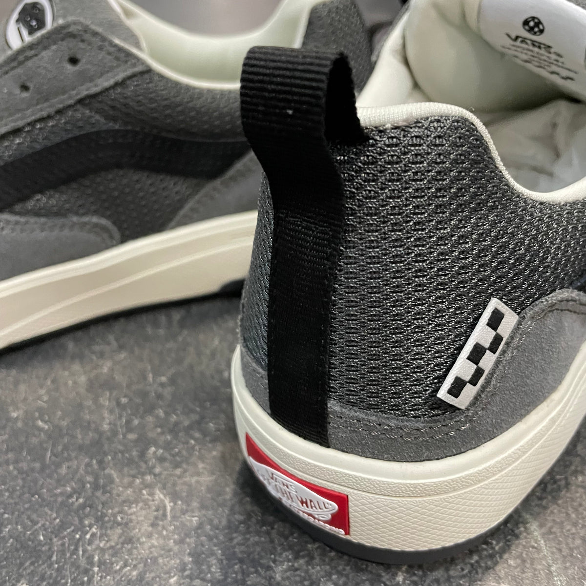 Vans ultracush lite grey top