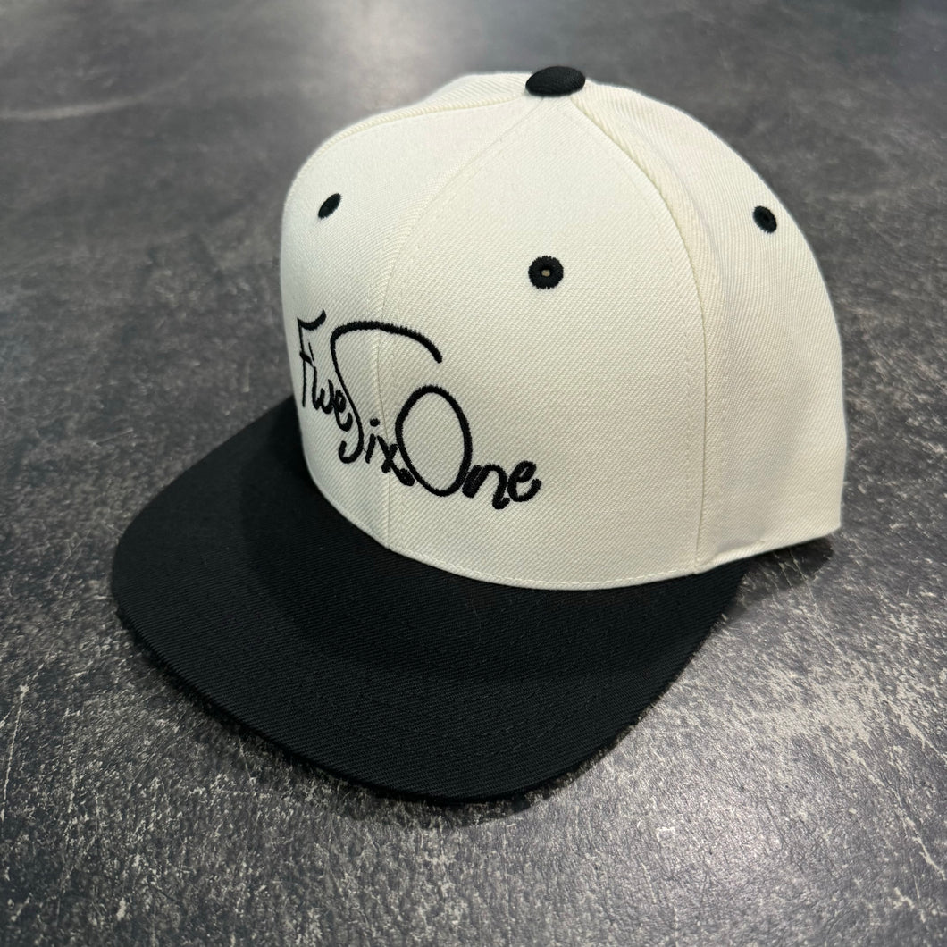 561 Hat Snapback Shel Script White/Black