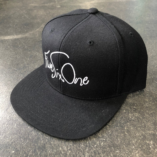 561 Hat Snapback Shel Script Black/White